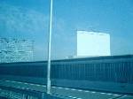 伊丹空港への高速道路。昔は、広告のネオンや看板で埋まっていたけど。今は空き看板が目立つ