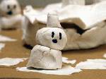 休日に、次女と三女が作った紙粘土作品。「ゆきだるまの町」
