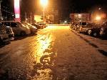 ポスフールの駐車場。氷が磨かれ、ツルツルになって光っている様子。わかるかな？