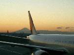 羽田空港からの夕焼けと富士山。この時期、最終便の時刻と日の入り時間が近づく。羽田へ行く楽しみの１つ
