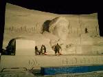 朝6時。新千歳空港へ向かう前に、雪祭り会場に立ち寄る。ヤンキース松井の雪像はソックリだ！