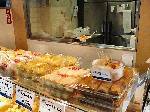 小樽のかまぼこ屋。「かま栄」空港店では揚げたてを買える。パンロールがお気に入りだ