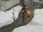下の２人小学校へ。庭の道の雪がずいぶん融けた