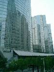 品川駅港南口。高層ビルに映りこむ高層ビル