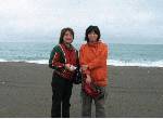 オホーツク海をバックに、長坂さんと記念撮影。カメラマンは、もちろん三女