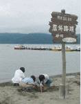 屈斜路湖半の砂湯。子どもたちは、温泉掘り（？）、私は足湯。わずか6分のモーターボートも楽しめた