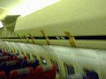 札幌行きの飛行機で、荷物棚のフタが閉まらず、ガムテーブでとめて飛行