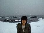黄金岬にて。日本海の吹雪の中にたたずむ女