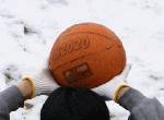 雪が降り、零下の気温でも、軍手をして庭でバスケの練習をする次女。ほんとに好きらしい