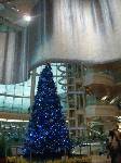 空港クリスマスツリー対決。第二ターミナル(ＡＮＡ系)は、オーロラ付青で「勝ち！」