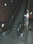 早朝6時に奈良出発。駅のエレベーターは節電のため、ただの階段になっていた