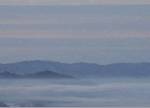 朝、ベランダから見えた風景。町が雲海に沈んでいる?!