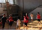 ミニバスの練習風景。次女も参加して、珍しく三女と一緒にバスケ
