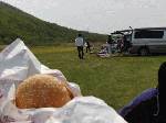 ラジコン飛行場でハンバーガーの昼食