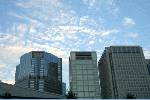 東京の空も青い・・・でももったいないことに、みんな下を向いて歩いている