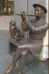 四ツ谷の主婦会館の前でフルートを吹く少女と猫の銅像