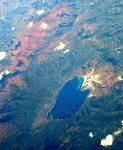 札幌へ向かう飛行機から見えた湖と紅葉。後で調べたら、宇曽利山湖。湖に面した雪の残る山は恐山