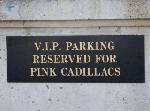 化粧品会社メアリー・ケイの駐車場の看板。ピンクのキャデラック専用駐車場?!