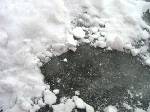 昨日カチカチに凍った道の上に、ふわふわ雪。これが一番危ない