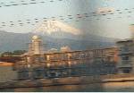 車窓を流れる富士山