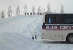 昼前に北見に向けてバスで出発。途中休憩のサービスエリアに、雪のすべり台があるのは北海道らしい