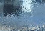 車のフロントガラスにかけたお湯が一瞬のうちに凍って、前が見えず、すぐにワイパーで拭き取らなかったことを後悔する、毎朝＠北見