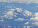 飛行機から富士山がきれい・・・なんて余裕は無く、耳がピキパキ・・・体調不良のときの飛行機は辛い