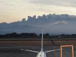 鹿児島空港から見る新燃岳。左下からの噴煙が宮崎方面に流れている。この8時間後に大規模噴火