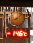女満別空港のお馴染み温度計。今回は、寒さを強調するために「つらら」を入れてみた