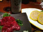 ひとり「辛子レンコンと馬刺し」。熊本の居酒屋のメニューに、長野県塩尻市のイツヅワインがある不思議(計らずしも連夜)